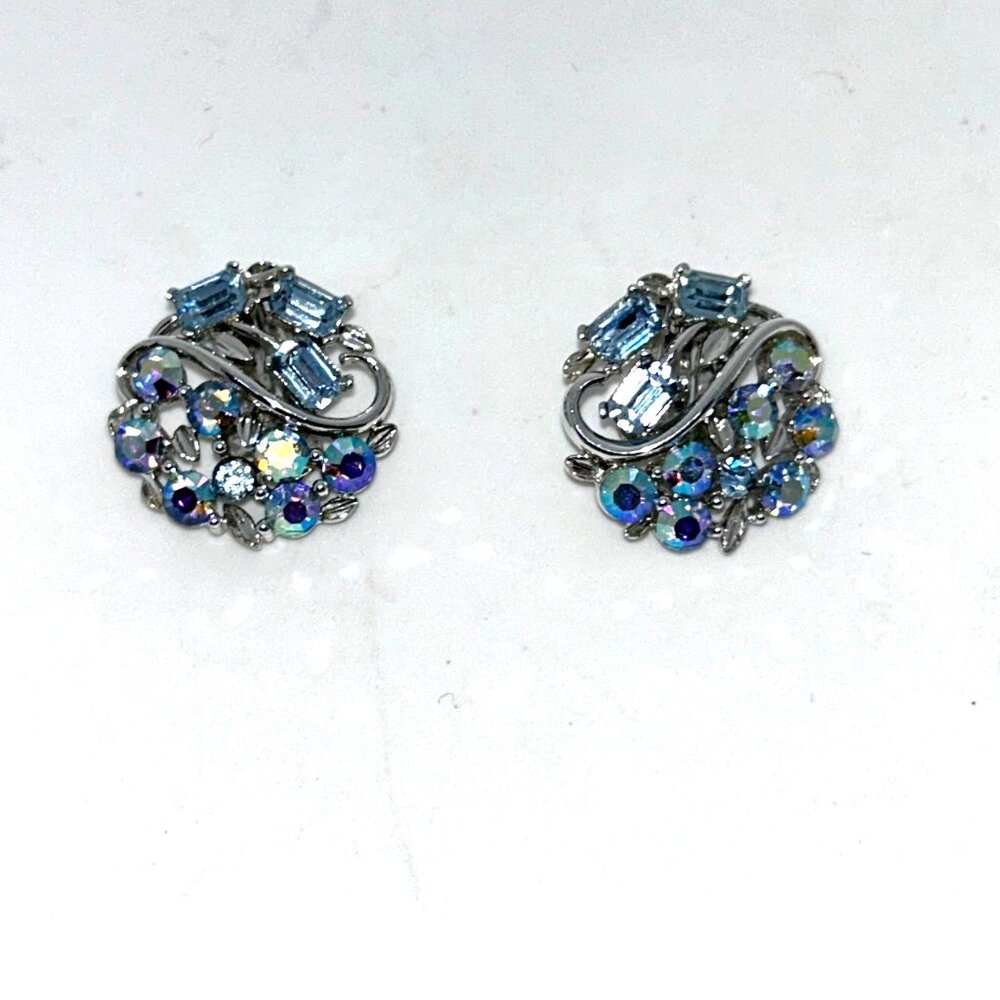 Lisner Vintage Aurora Borealis Clip-On Earrings Light Blue Rhinestone Wedding - Picture 5 of 8